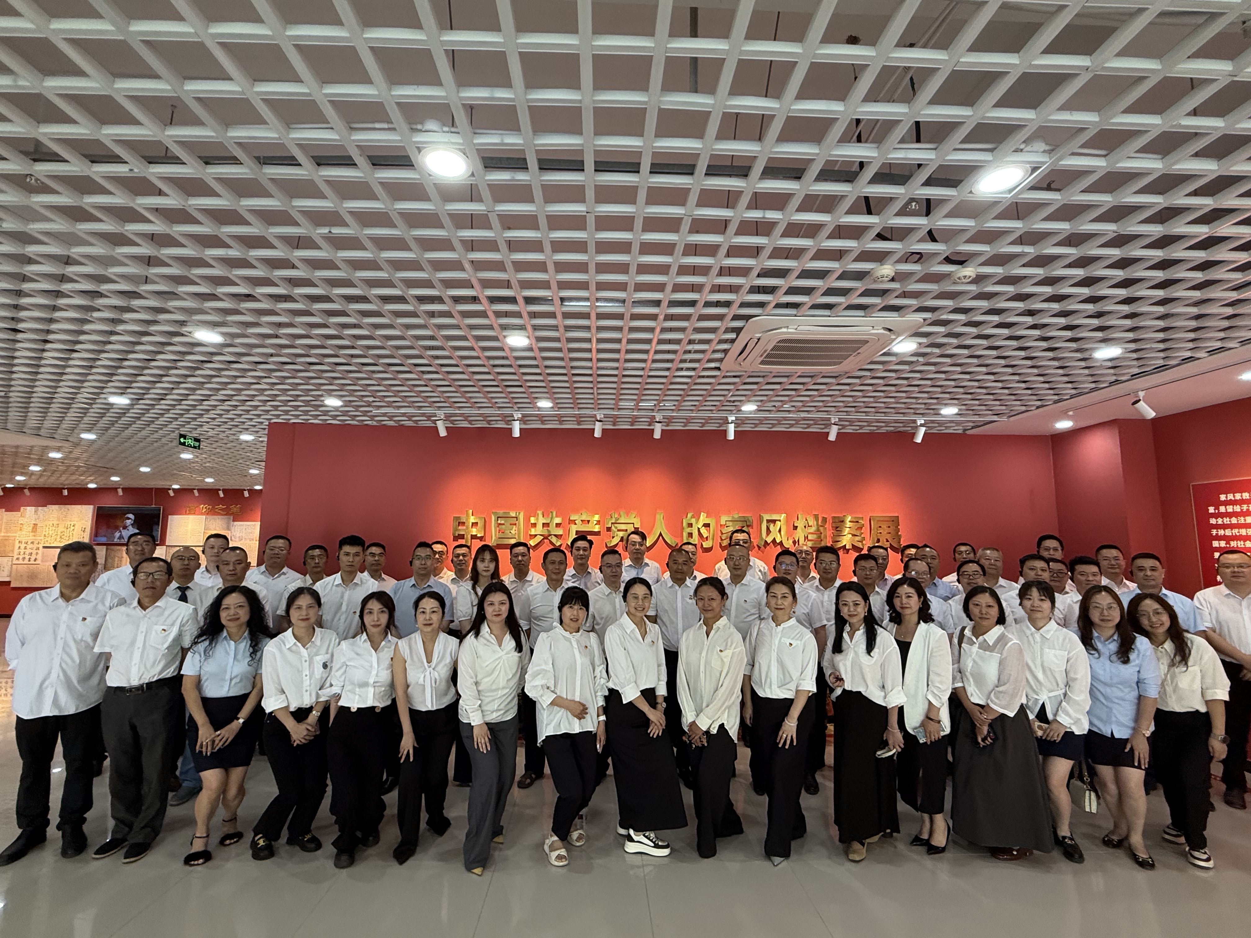 南充市保險(xiǎn)行業(yè)協(xié)會(huì)組織行業(yè)負(fù)責(zé)人參觀“中國(guó)共產(chǎn)黨人的家風(fēng)檔案展”1.jpg